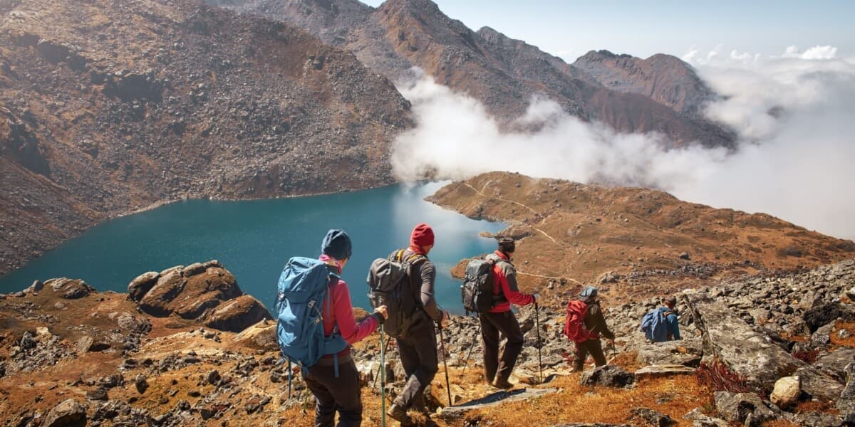 Eine Gruppe von Wanderern in den Bergen Nepals