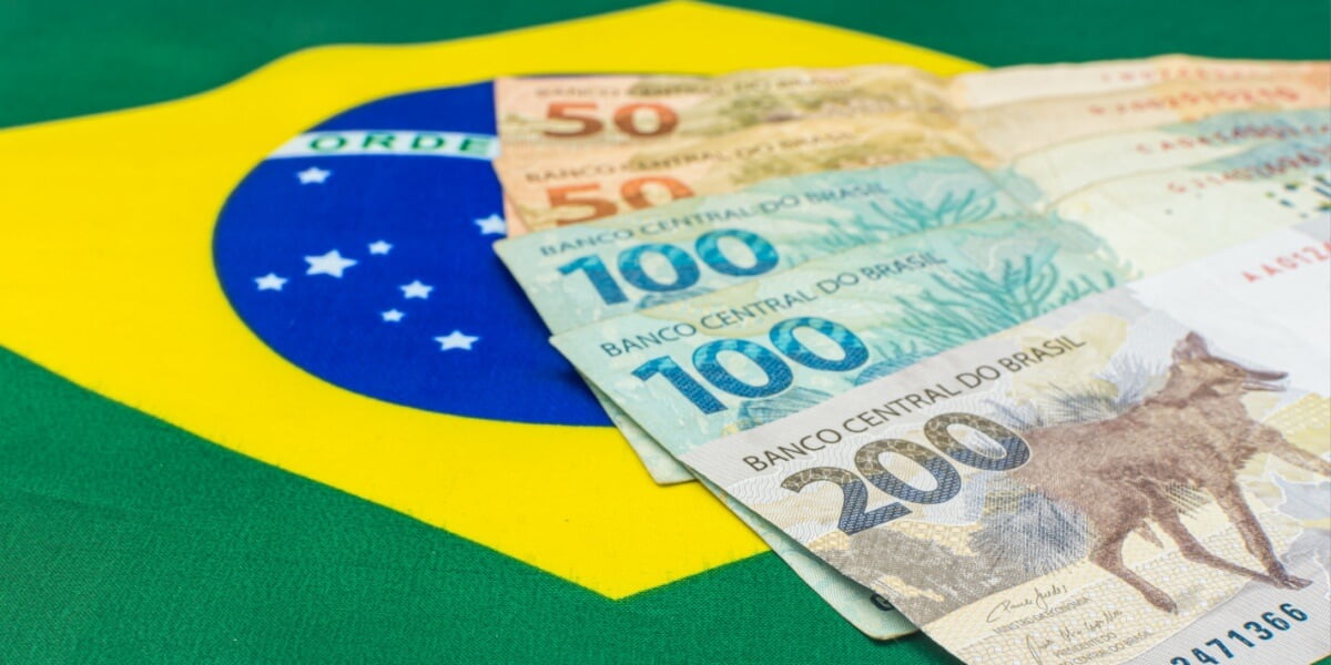 Ein Bündel brasilianischer Geldscheine auf einer brasilianischen Flagge