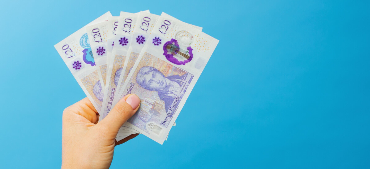 20-pound-bank-notes-in-hand