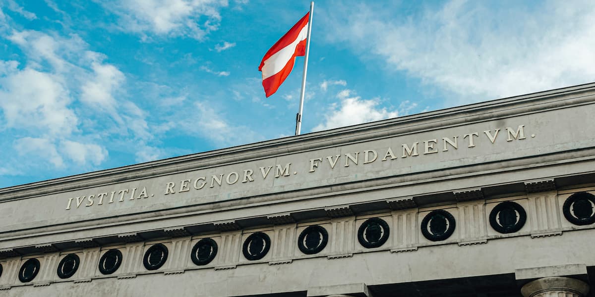 Öffentliches Verwaltungsgebäude mit österreichischer Flagge