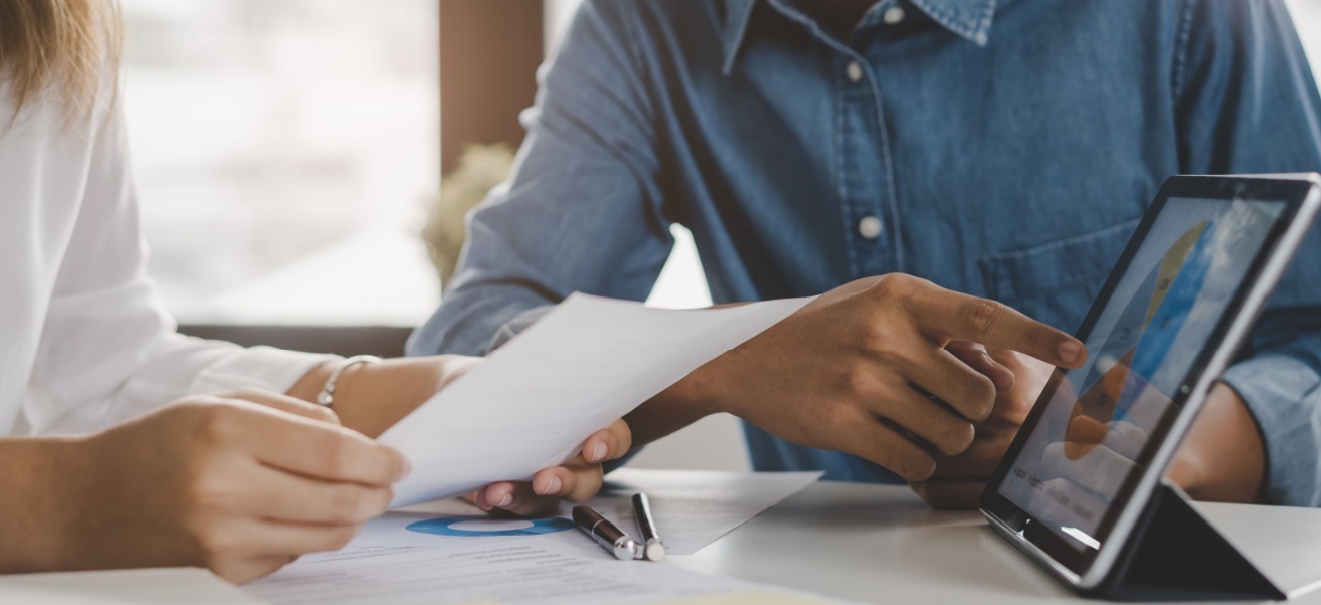 financial-advisor-guiding-savings-plan-on-tablet