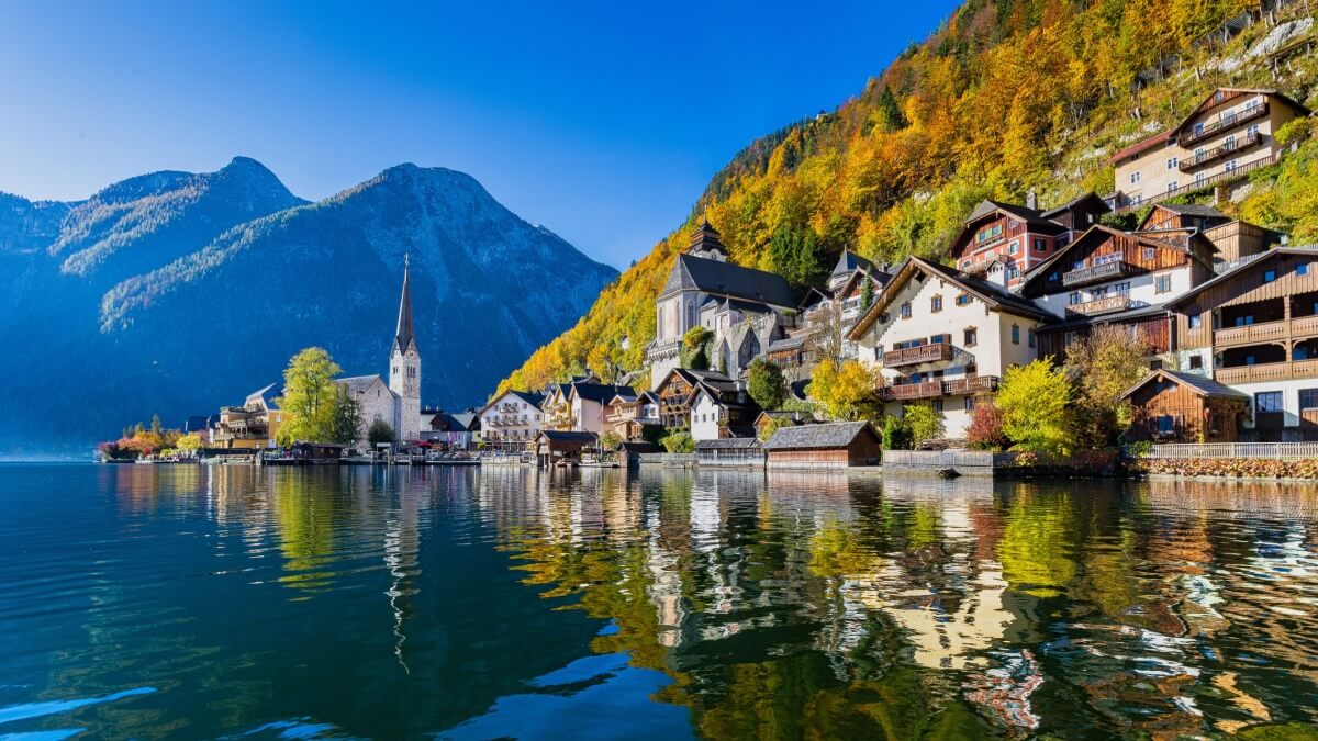 Idyllischer österreichischer Ort am See