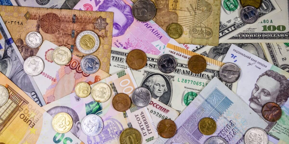 Internationale Geldscheine und Münzen