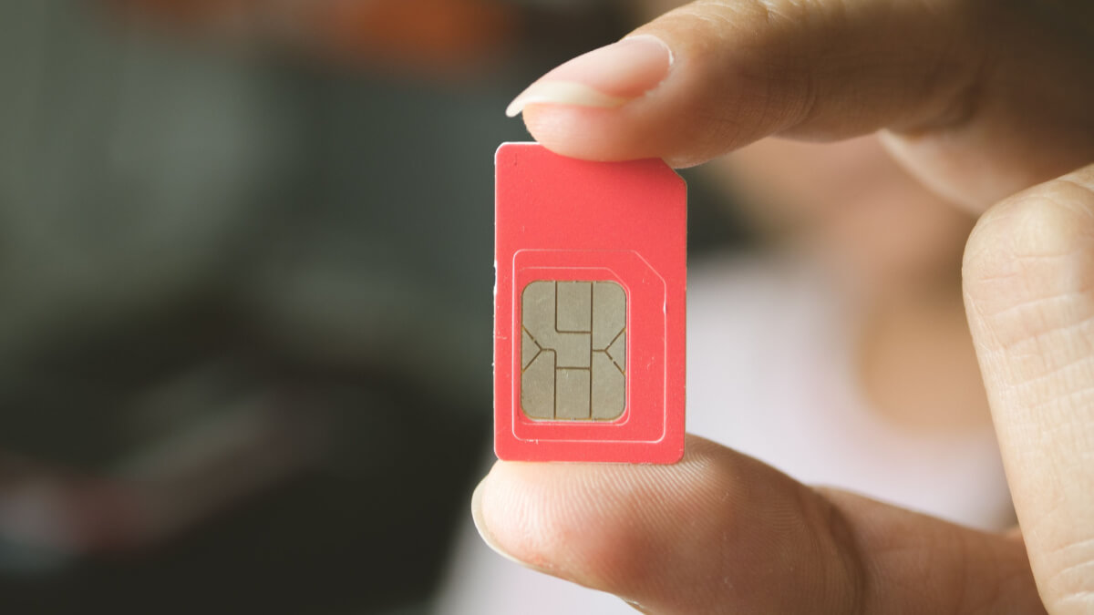 sim-card-between-fingers