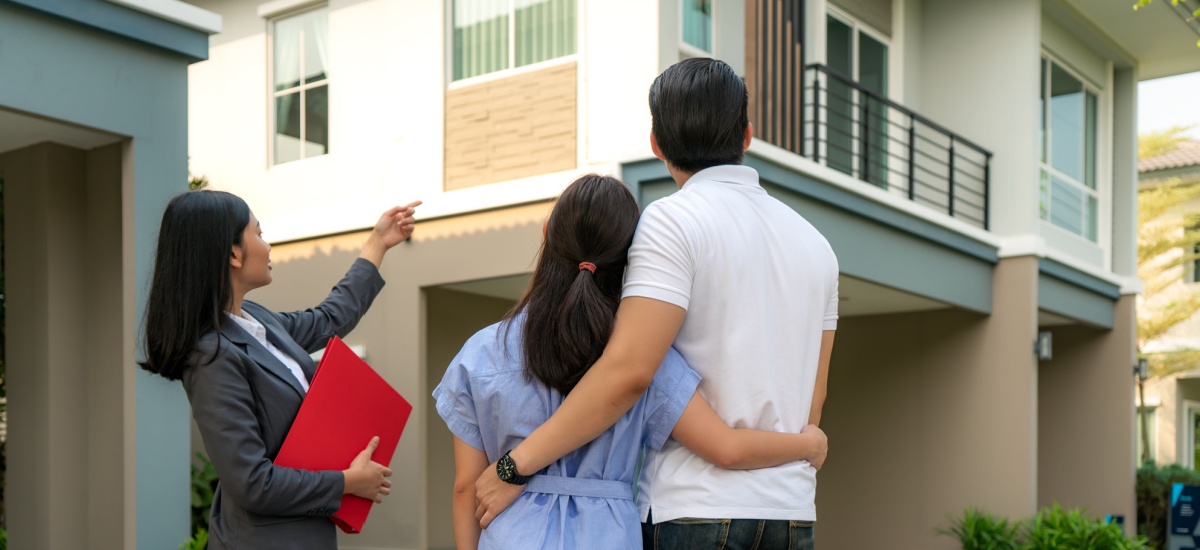 couple-looking-at-houses