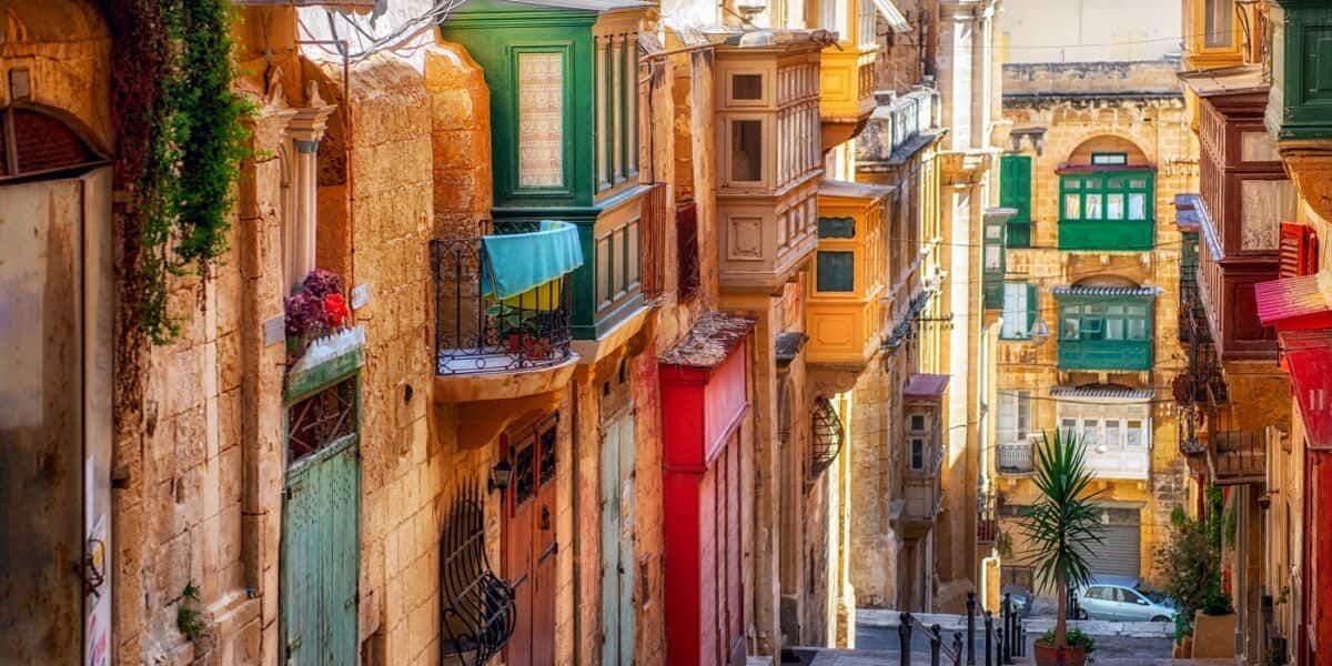 Typische Häuser mit bunten Balkonen in Malta