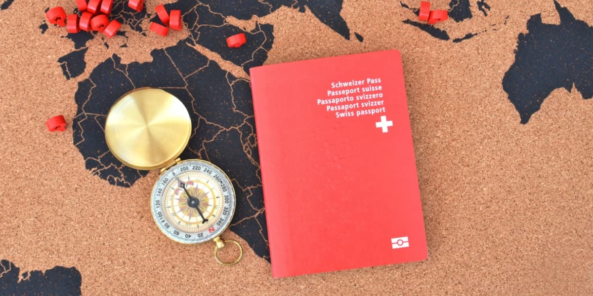 Abstrakte Karte Afrikas mit Schweizerpass im Vordergrund