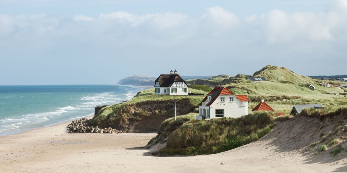 Häuser in den Stranddünen in Dänemark