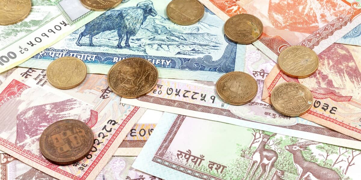 Nepalesische Geldscheine und Münzen