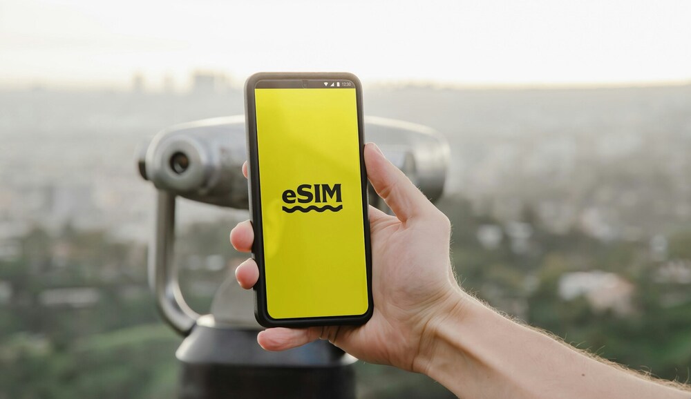 そもそもeSIMとは?メリットと物理SIMとの違い