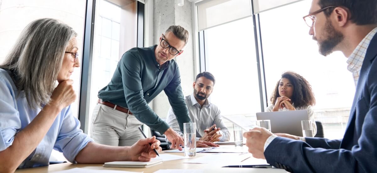 Mehrere Personen diskutieren miteinander in einem Business-Meeting