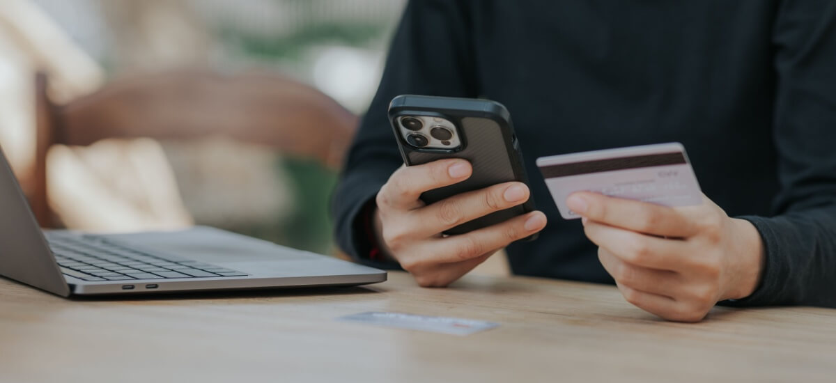 Eine Person beim Online-Banking am Handy