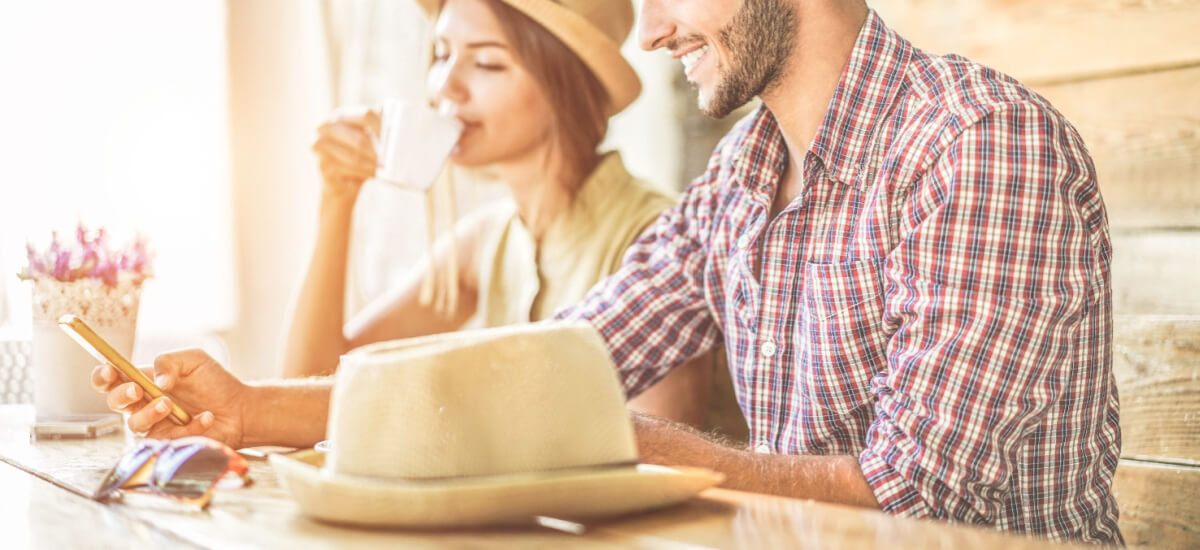 couple-using-phone-at-cafe
