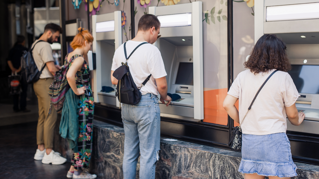 海外留学でATMを利用している画像