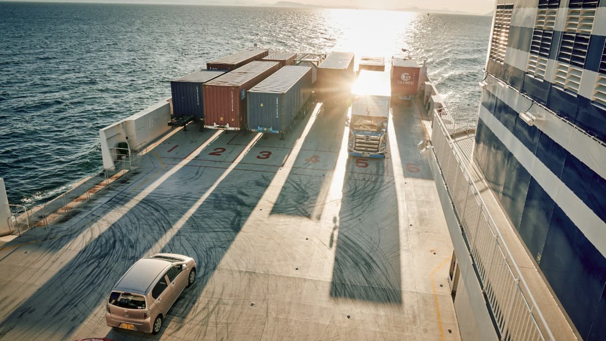 Container, LKWs und Autos auf einem Transportschiff