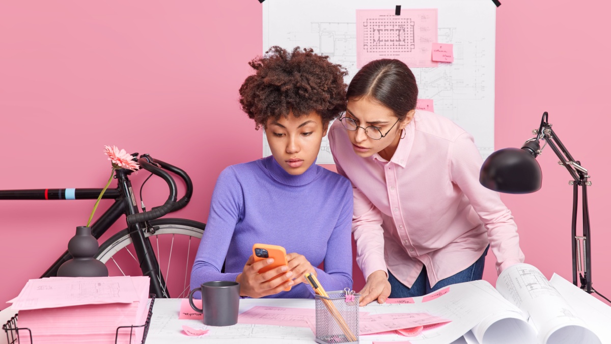 women-working-together
