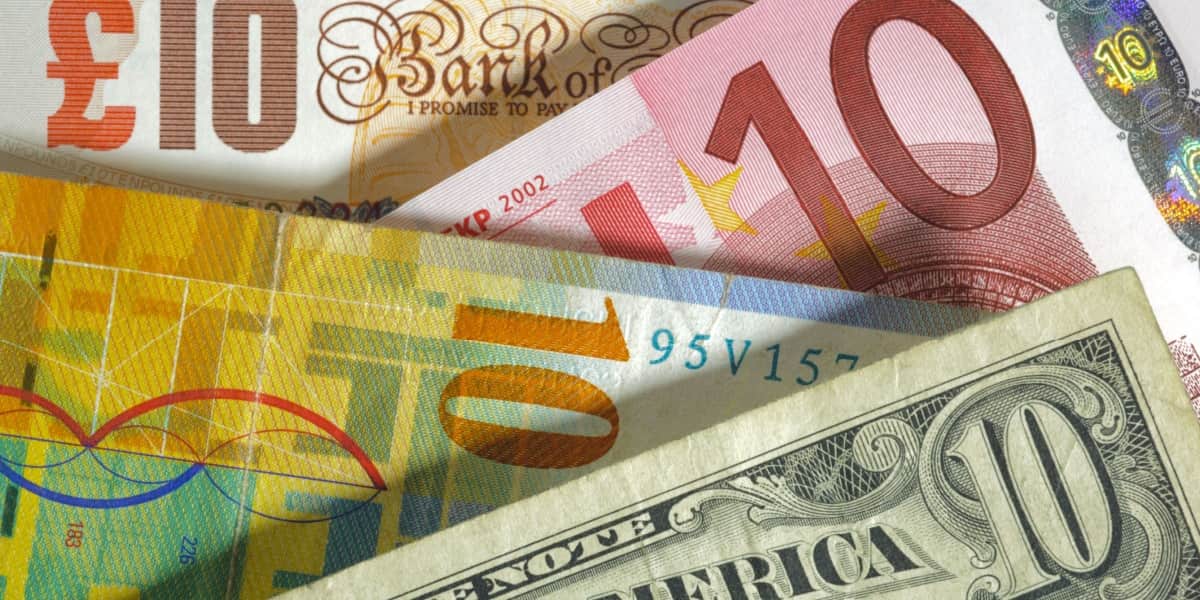 Geldscheine in Dollar, Pfund, etc.