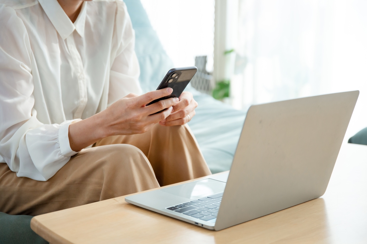 アメリカに移住した後に、仕事を探している画像