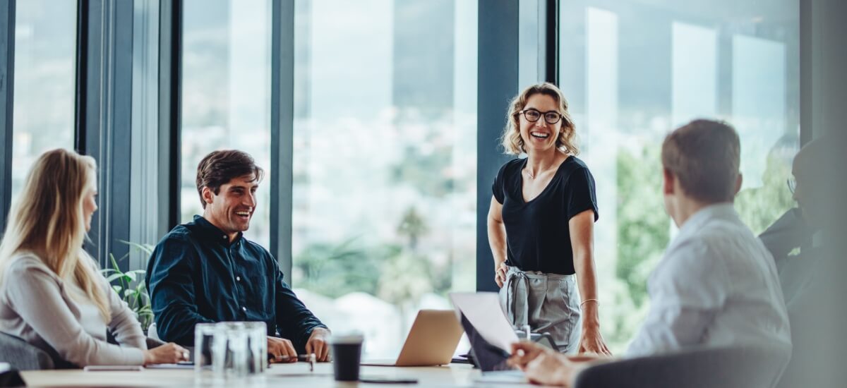 Eine Gruppe diskutiert miteinander in einem Meetingraum