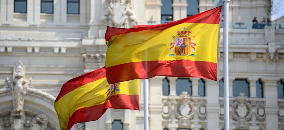 Spanische Flaggen vor einem Verwaltungsgebäude