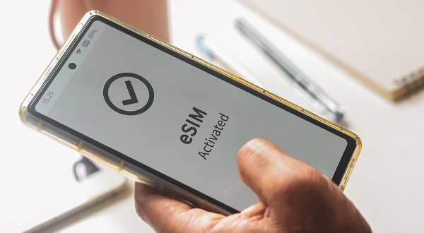 eSIMが有効化されたスマートフォン