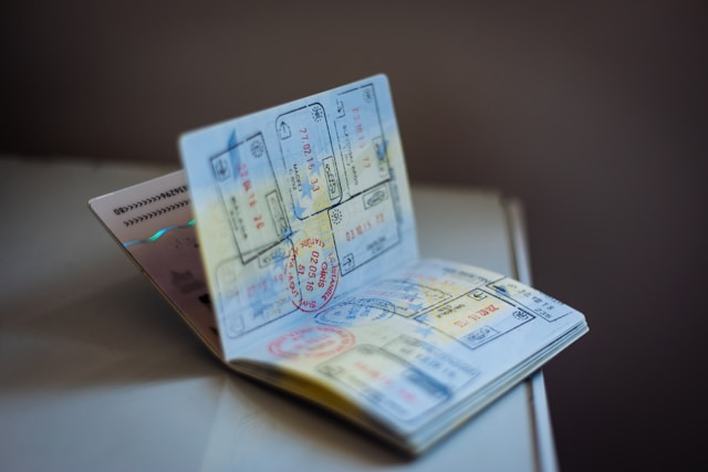 passaporte-com-carimbos-de-viagem