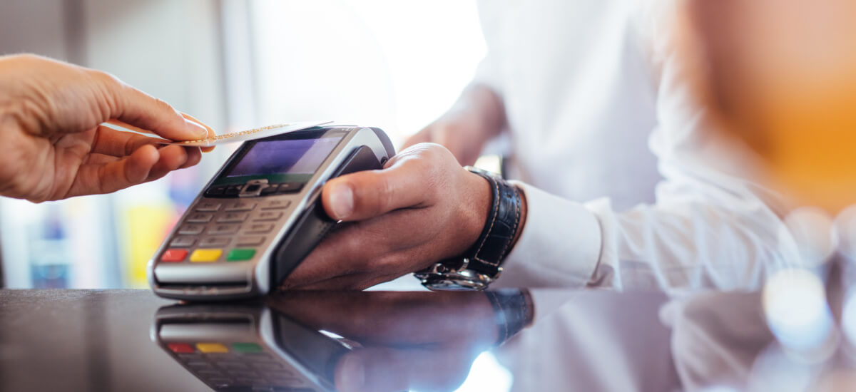paying-by-contactless-card