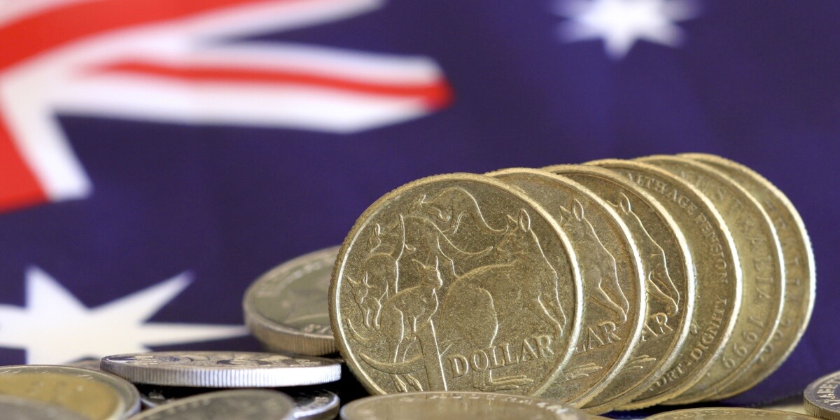 Australische Münzen vor dem Hintergrund einer australischen Flagge