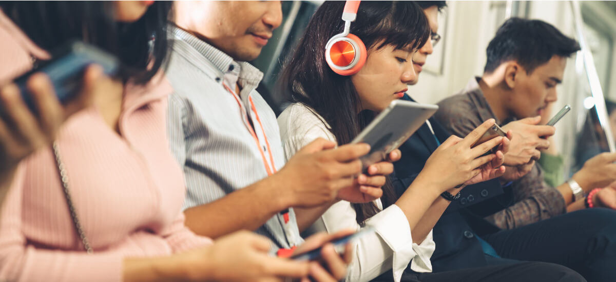 japanese-people-using-phones