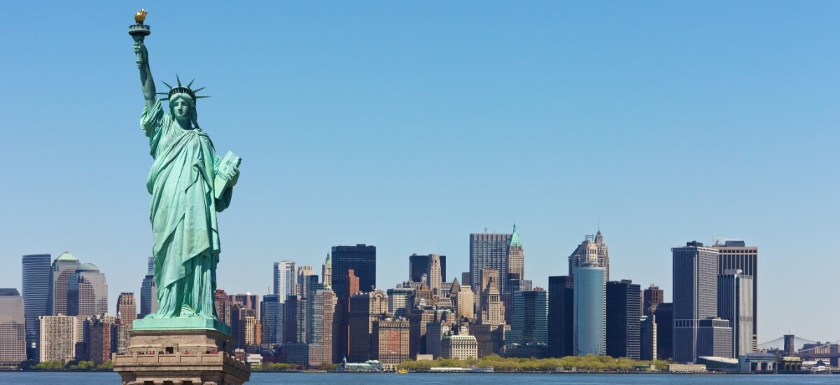 Die Freiheitsstatue vor der Skyline New Yorks