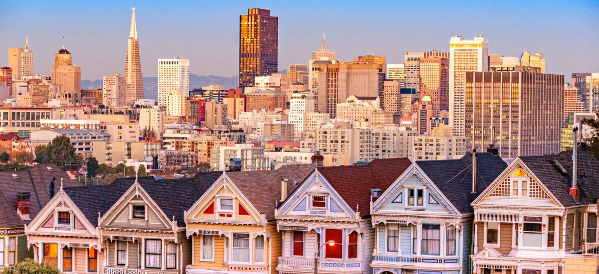 Häuserreihe mit Skyline von San Francisco im Hintergrund