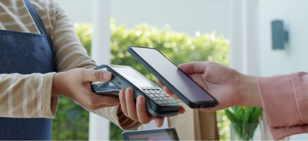 Kontaktlose Zahlung im Laden mit Mobile Wallet