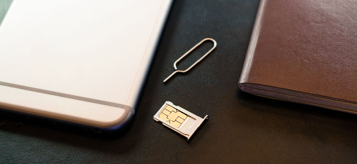 sim-card-between-phones