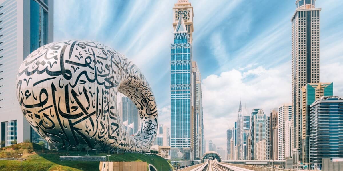 Eisenbahnschienen zwischen Wolkenkratzern hindurch in Dubai