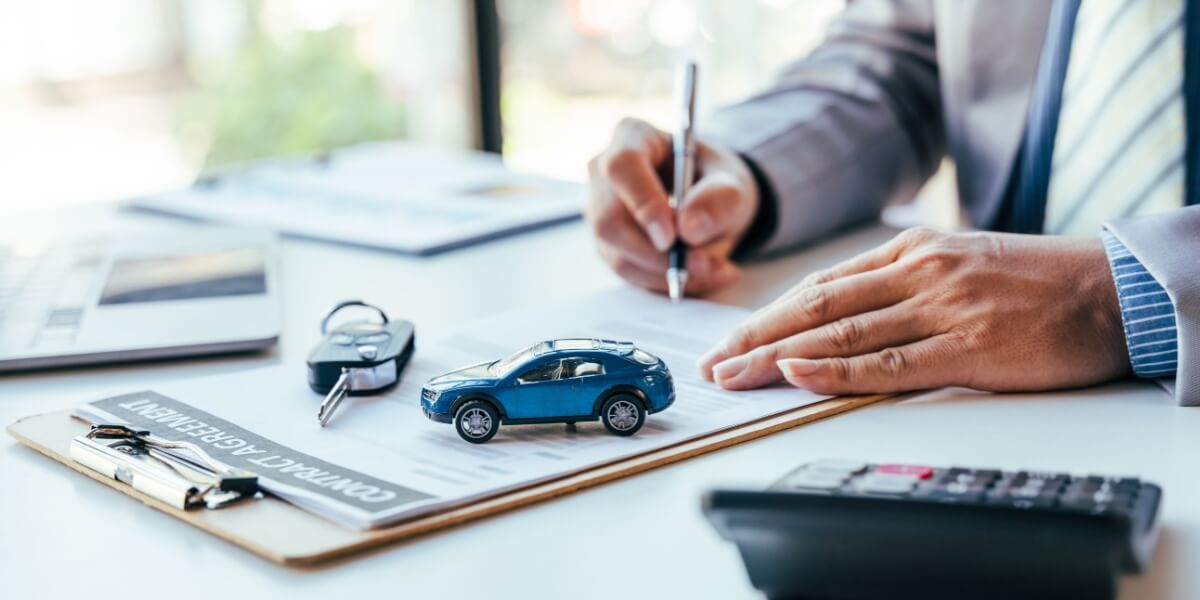 Vertragsunterzeichnung beim Autokauf