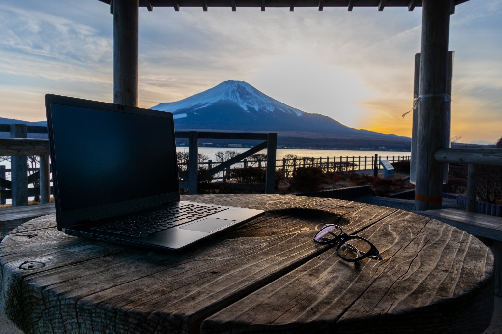 laptop-table-mountain