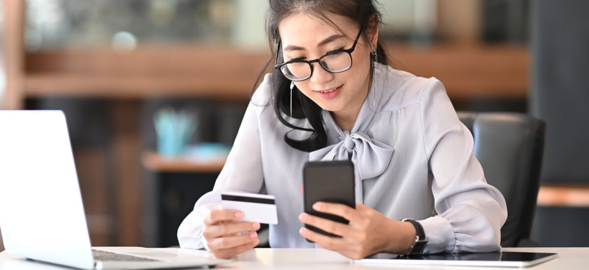 business-woman-holding-credit-card-paying-online