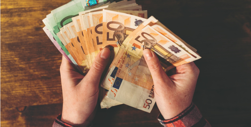 what currency should I invoice in?