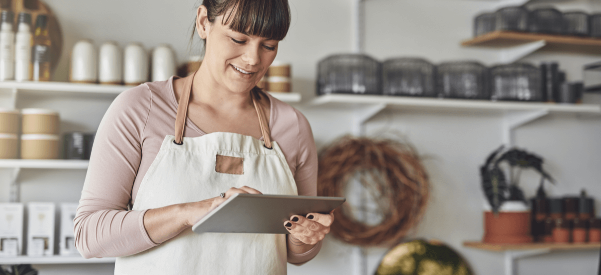 craftsy-business-woman-with-tablet