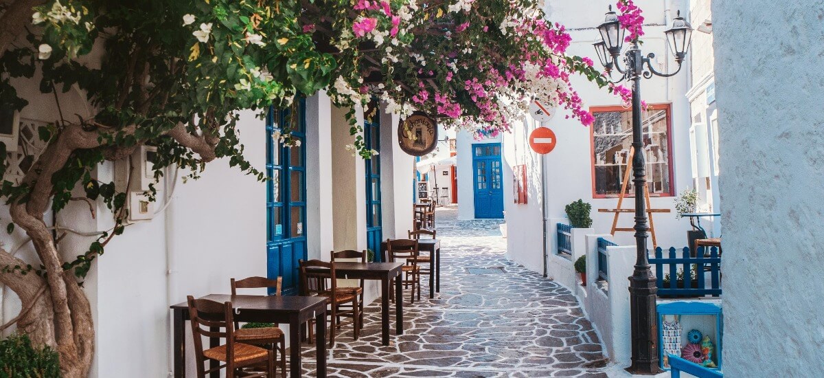 greek-whitewashed-walls-and-bouganvilles