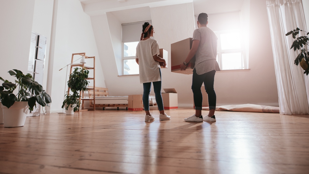 couple-moving-out-boxes