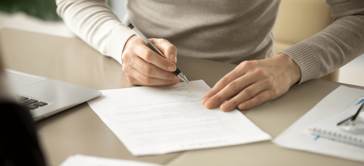 women-fills-out-paper-document