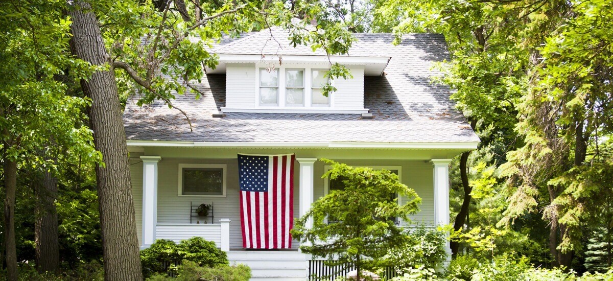 white-house-with-us-flag