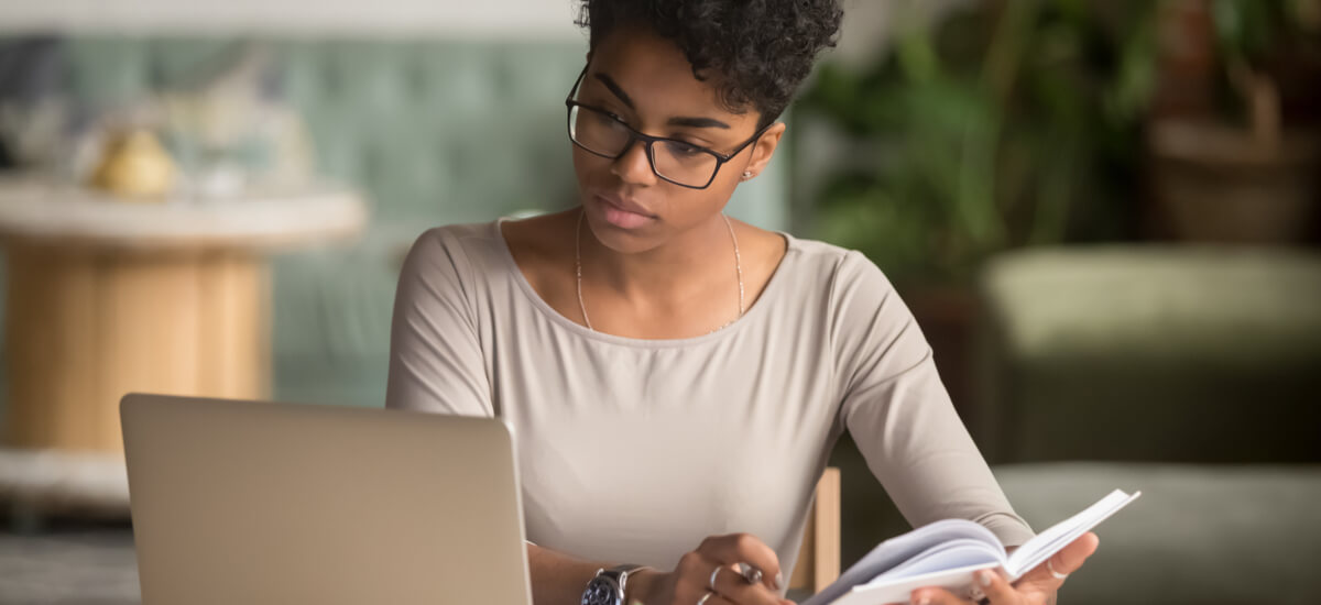 business-woman-working-on-laptop