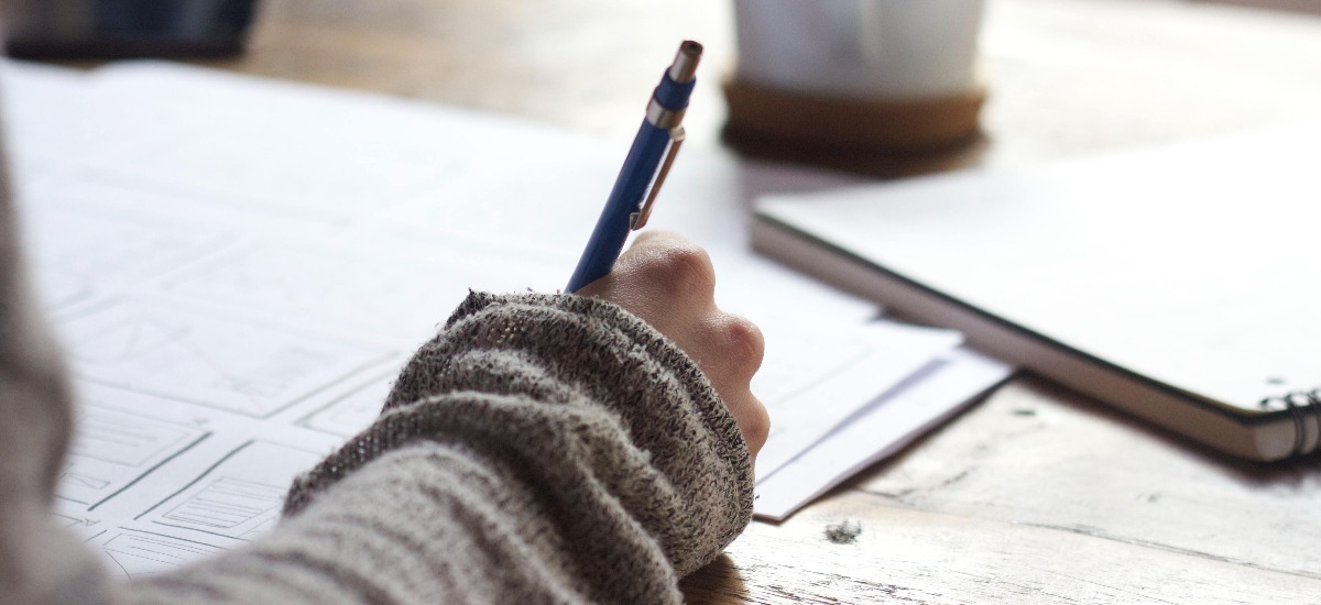 hand-holding-pen