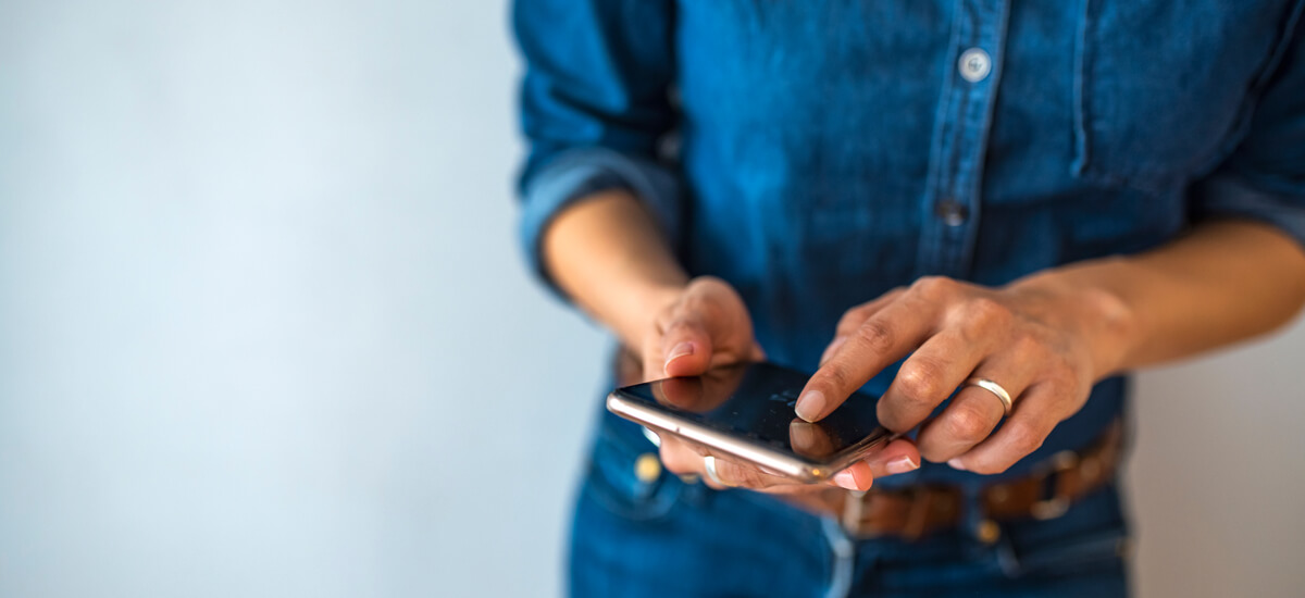 mujer-enviando-dinero-por-movil